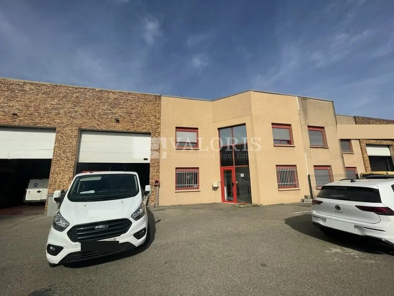 Local d’activités dans Vénissieux à louer - Photo de l’immeuble – Image 1 sur 14