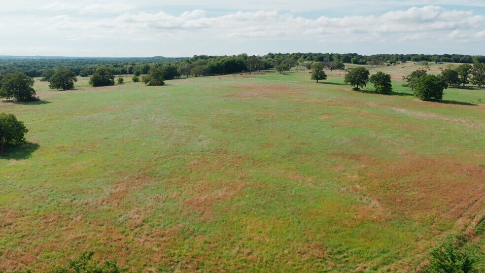 5615 N FM 51, Weatherford, TX à vendre - Vidéo sur l’annonce professionnelle – Image 2 sur 30