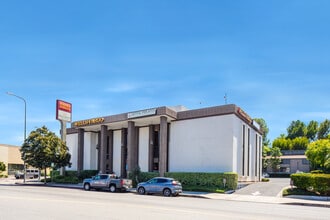 19900 Ventura Blvd, Woodland Hills, CA à louer Photo de l’immeuble– Image 2 sur 7
