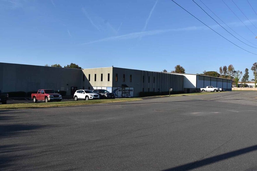 141 Robins St, Lowell, NC à louer - Photo de l’immeuble – Image 1 sur 9