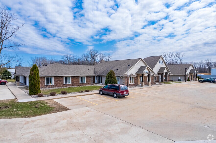 2784 Deerfield Ave E, Suamico, WI à louer - Photo de l’immeuble – Image 3 sur 29