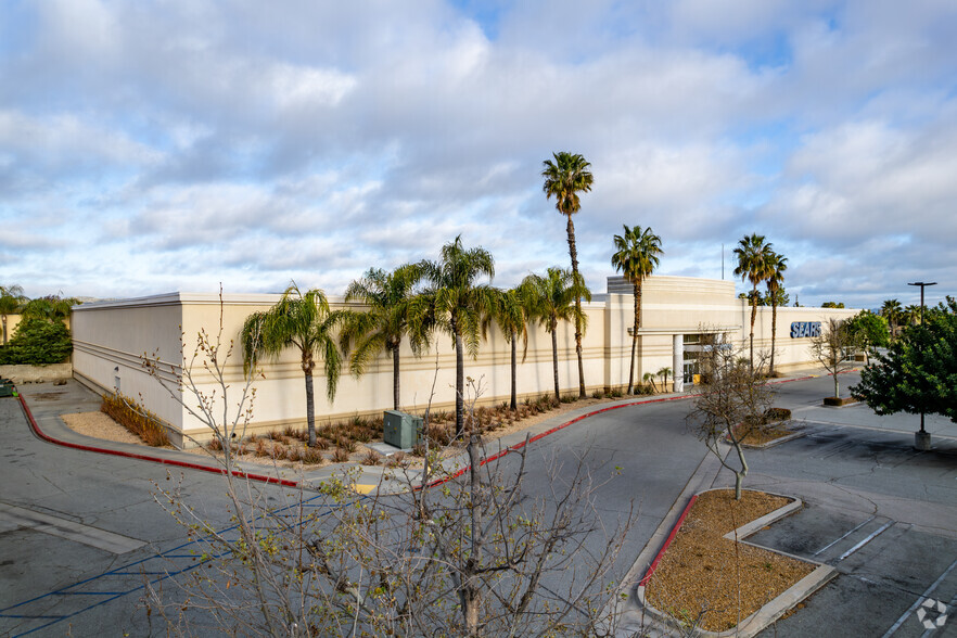 2200 W Florida Ave, Hemet, CA à louer - Photo de l’immeuble – Image 2 sur 7