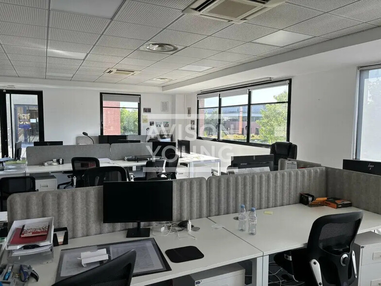 Local d’activités dans Villeneuve-la-Garenne à louer - Photo de l’immeuble – Image 3 sur 9