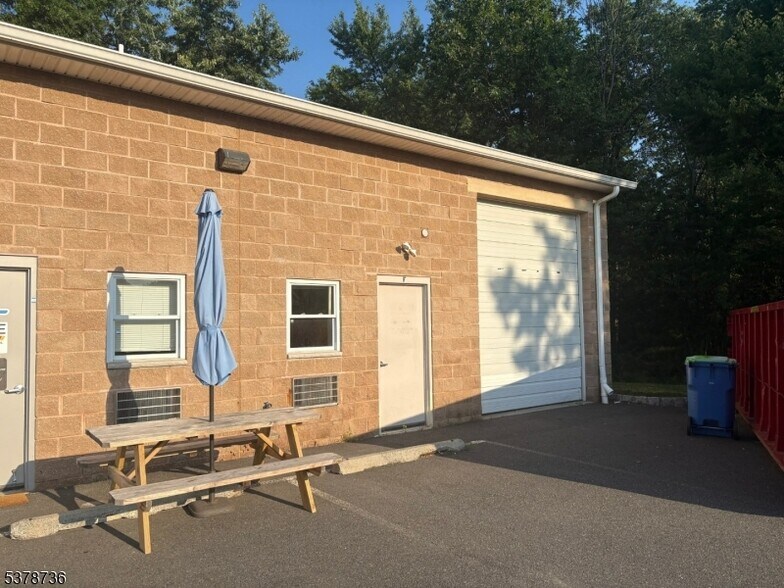 691 E Main St, Bridgewater, NJ à louer - Photo de l’immeuble – Image 1 sur 5
