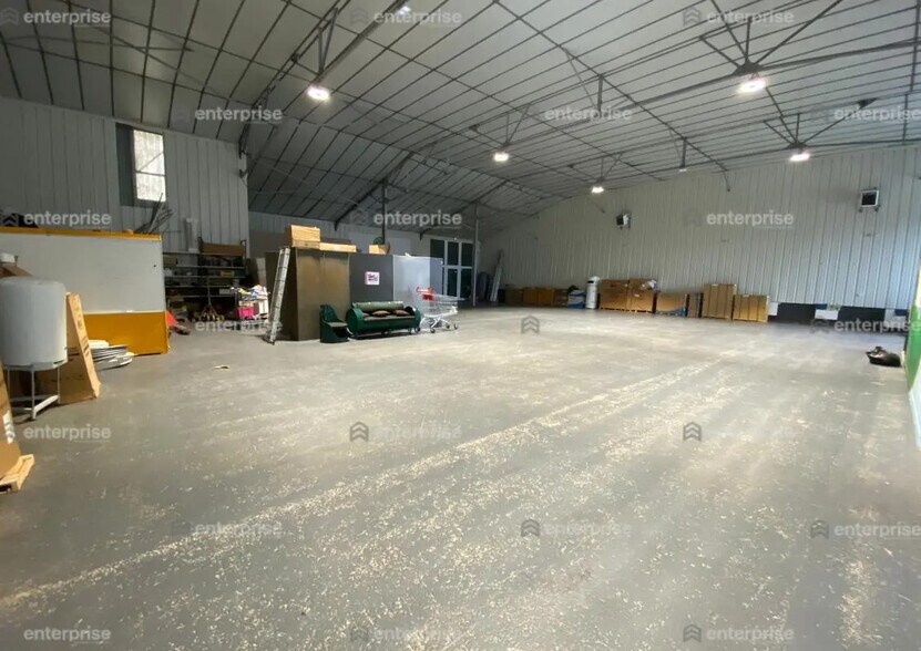 Local d’activités dans Origny-Sainte-Benoite à louer - Photo de l’immeuble – Image 2 sur 4