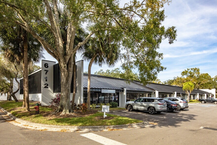 6706 Benjamin Rd, Tampa, FL à louer - Photo de l’immeuble – Image 2 sur 10