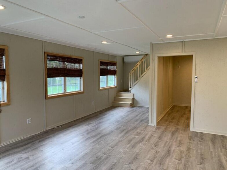 591 Main St, Center Moriches, NY à louer - Photo de l’immeuble – Image 2 sur 16