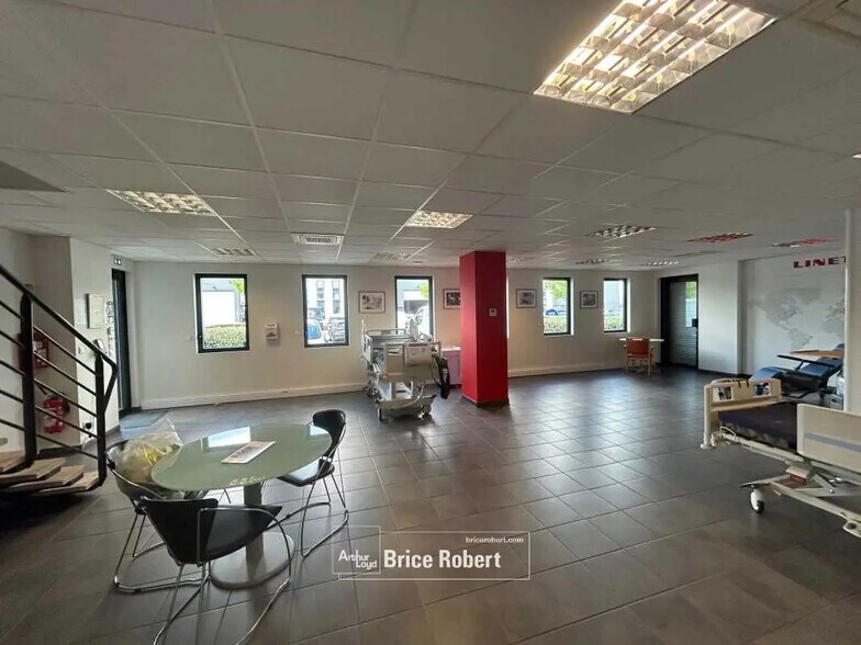 Local d'activités dans Vénissieux à vendre - Photo de l’immeuble – Image 2 sur 7