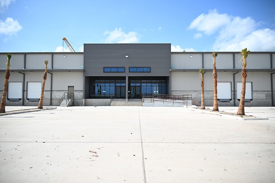 7244 Industrial Cir, Brownsville, TX à louer - Photo de l’immeuble – Image 3 sur 10