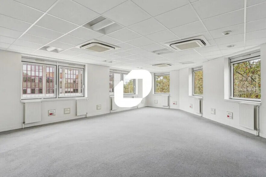 Bureau dans Fontenay-sous-Bois à louer - Photo de l’immeuble – Image 2 sur 13