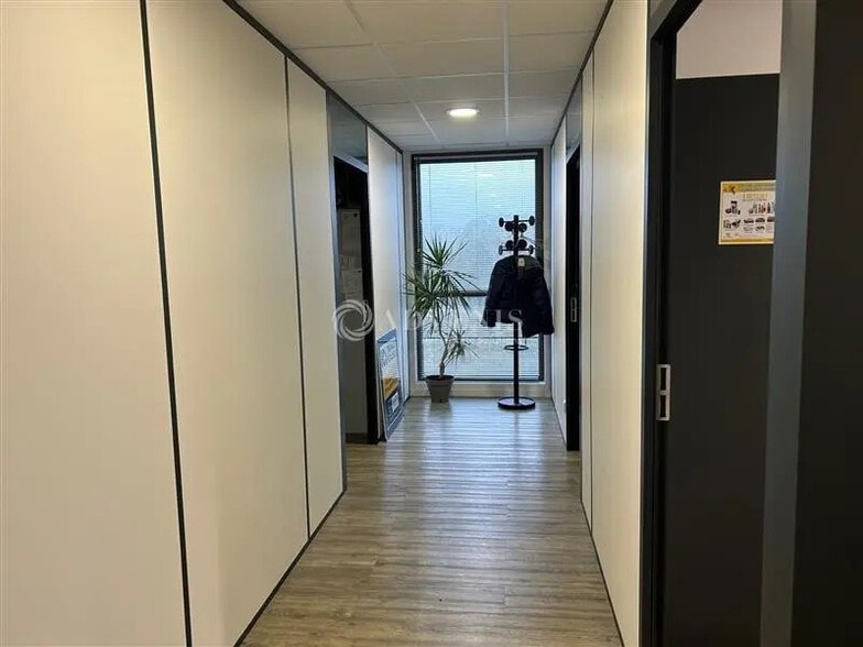 Bureau dans Nazelles-Négron à louer - Photo de l’immeuble – Image 3 sur 8