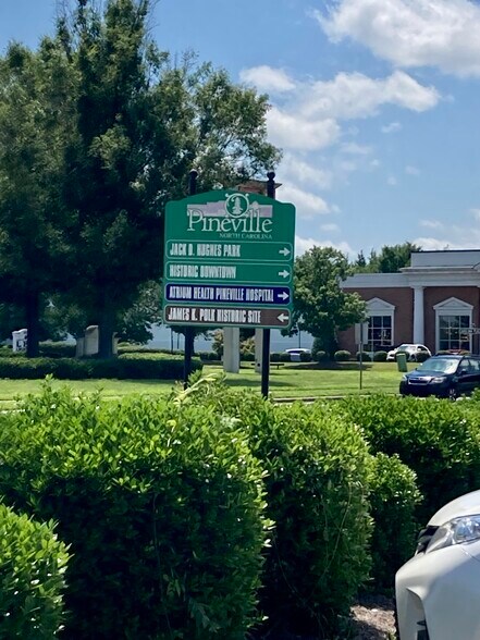11523 Carolina Place Pky, Pineville, NC à vendre - Photo de l’immeuble – Image 2 sur 5