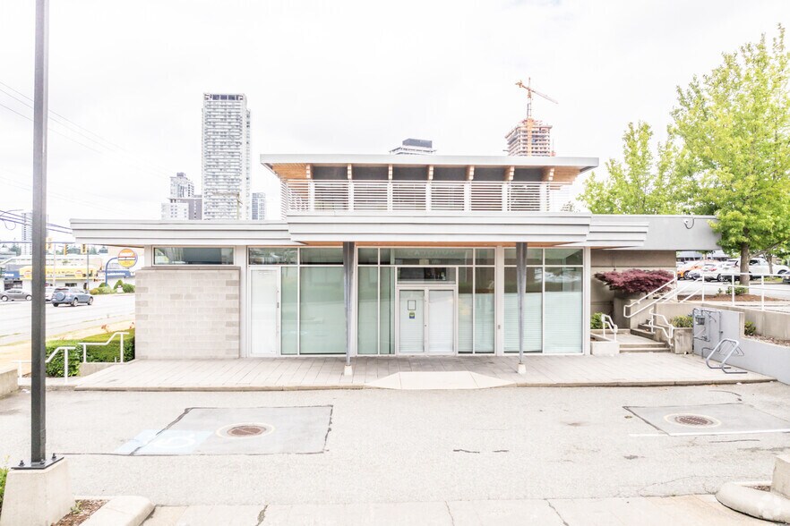 13747 104th Ave, Surrey, BC à vendre - Photo de l’immeuble – Image 3 sur 3