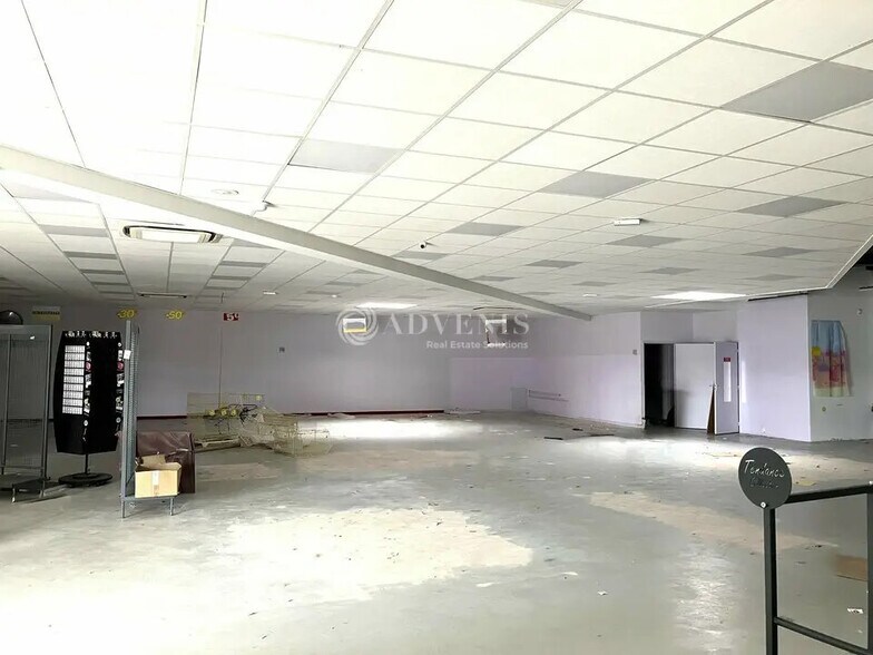 Local commercial dans Saint-Germain-du-Puy à louer - Photo intérieure – Image 2 sur 3