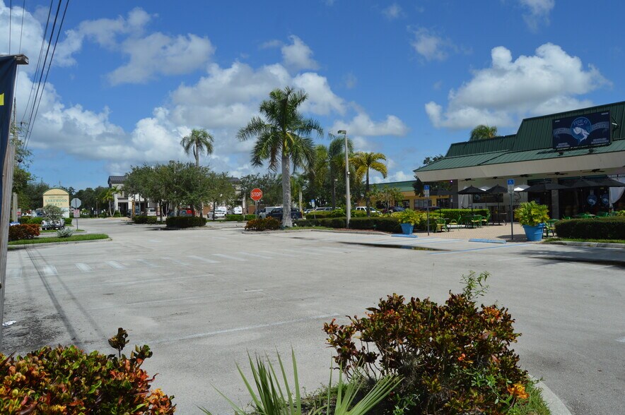 4205-4217 Tamiami Trl E, Naples, FL à louer - Photo de l’immeuble – Image 2 sur 2