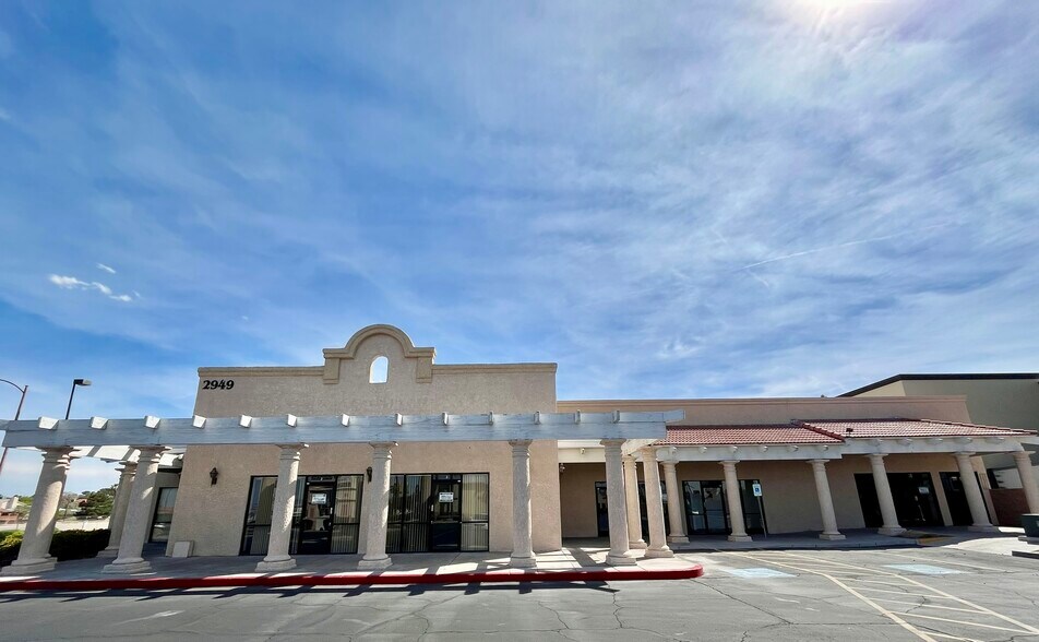 2833-2949 E Desert Inn Rd, Las Vegas, NV à louer - Photo de l’immeuble – Image 3 sur 8