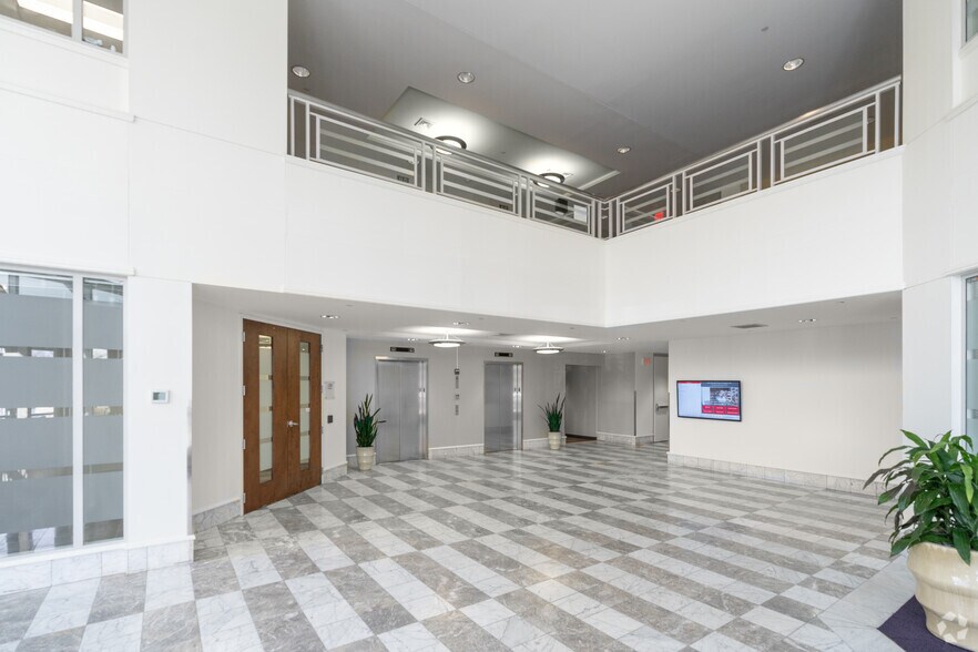 240 Gibraltar Rd, Horsham, PA à louer - Hall d’entrée – Image 1 sur 15