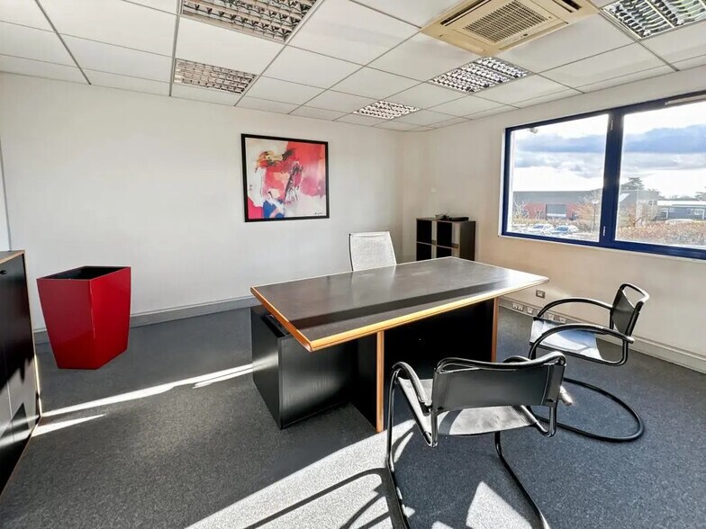 Bureau dans La Tour-de-Salvagny à vendre - Photo de l’immeuble – Image 3 sur 6