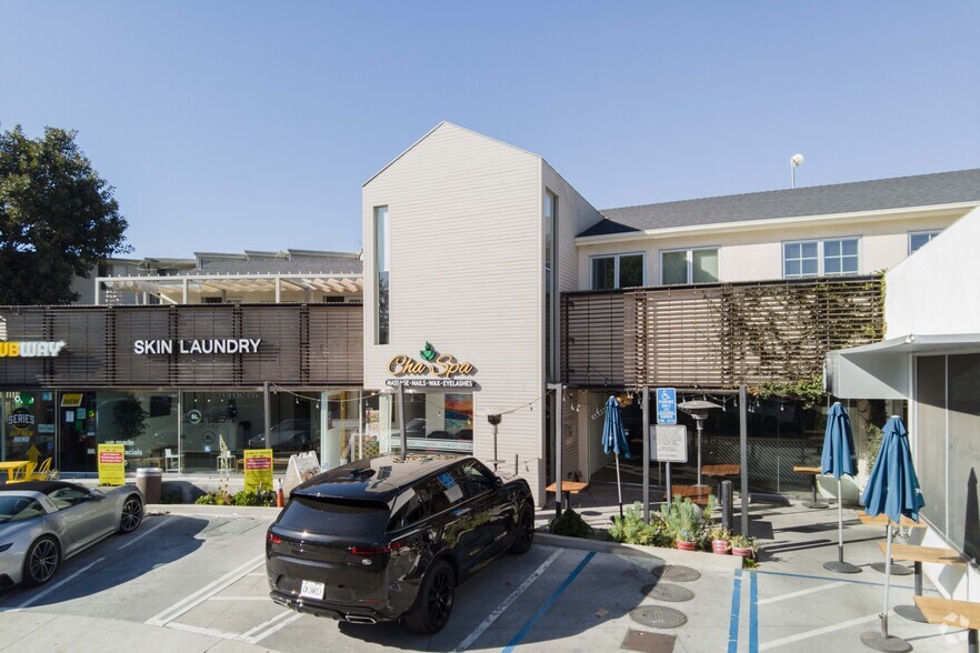 11723-11733 Barrington Ct, Los Angeles, CA à louer - Photo de l’immeuble – Image 1 sur 4
