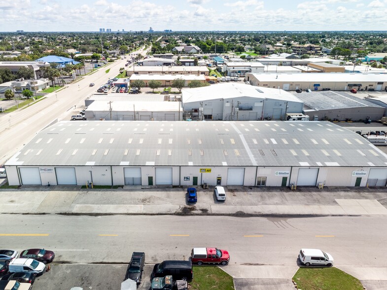 1404 Viscaya Pky, Cape Coral, FL à vendre - Photo de l’immeuble – Image 2 sur 13