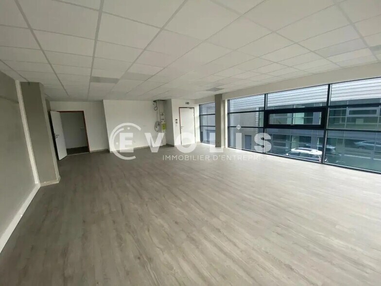 Local d’activités dans Longueau à louer - Photo de l’immeuble – Image 1 sur 2
