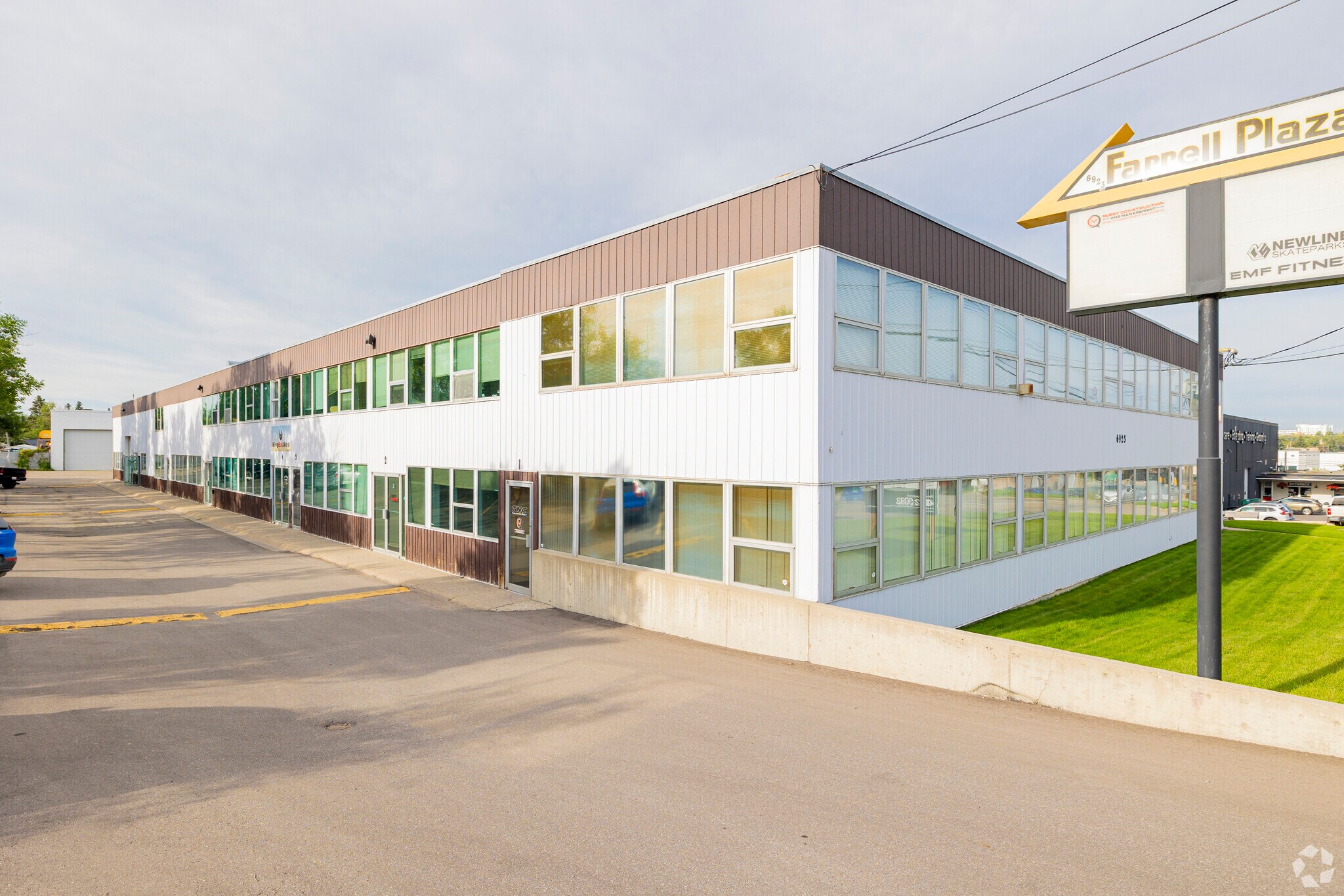 6923 Farrell Rd SE, Calgary, AB à louer Photo principale– Image 1 sur 9