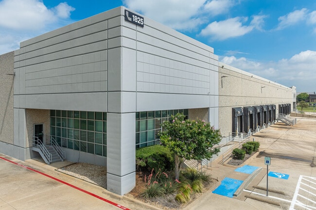 Plus de détails pour 1825 Westpark Dr, Grand Prairie, TX - Industriel/Logistique à louer