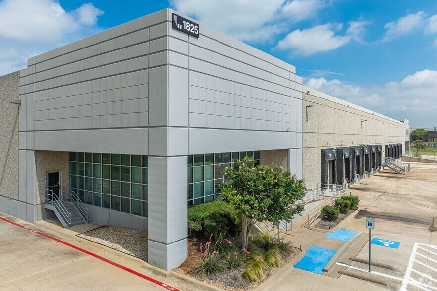 1825 Westpark Dr, Grand Prairie, TX à louer - Photo de l’immeuble – Image 1 sur 23