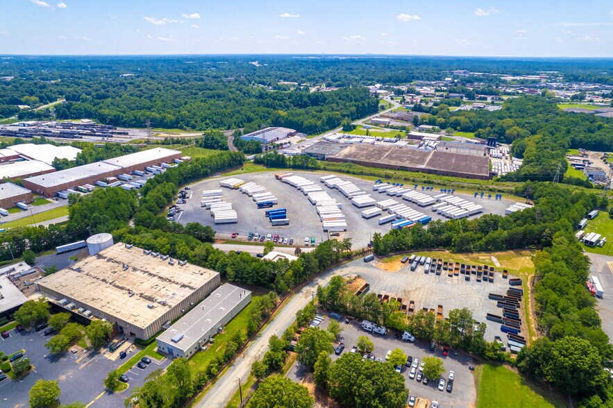 725 Lawton Rd, Charlotte, NC à louer - Photo de l’immeuble – Image 2 sur 9