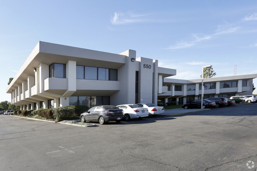 550 E Carson Plaza Dr, Carson, CA à louer - Photo de l’immeuble – Image 2 sur 5