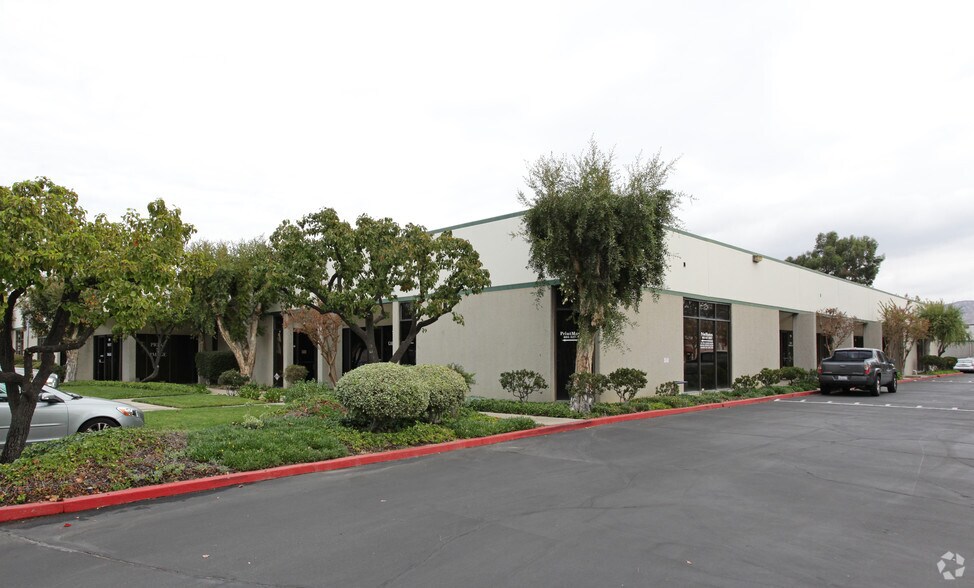4565 Industrial St, Simi Valley, CA à louer - Photo de l’immeuble – Image 2 sur 2