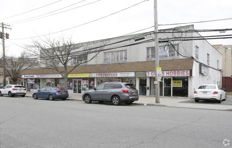 10-18 Lawrence Ave, Smithtown, NY à louer - Photo principale – Image 1 sur 5