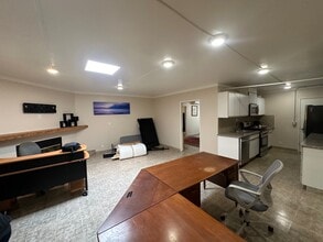 7304 Canby Ave, Reseda, CA à louer Photo intérieure– Image 2 sur 7