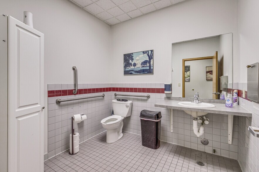 10220 73rd Ave S, Maple Grove, MN à louer - Photo de l’immeuble – Image 3 sur 21