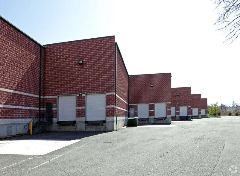 801 Penhorn Ave, Secaucus, NJ à louer - Photo de l’immeuble – Image 3 sur 6