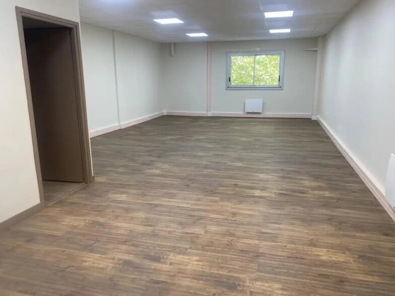 2 Avenue Des Bosquets, Montigny-le-Bretonneux à louer - Photo de l’immeuble – Image 1 sur 7
