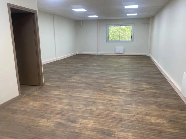 Plus de détails pour 2 Avenue Des Bosquets, Montigny-le-Bretonneux - Bureau à louer