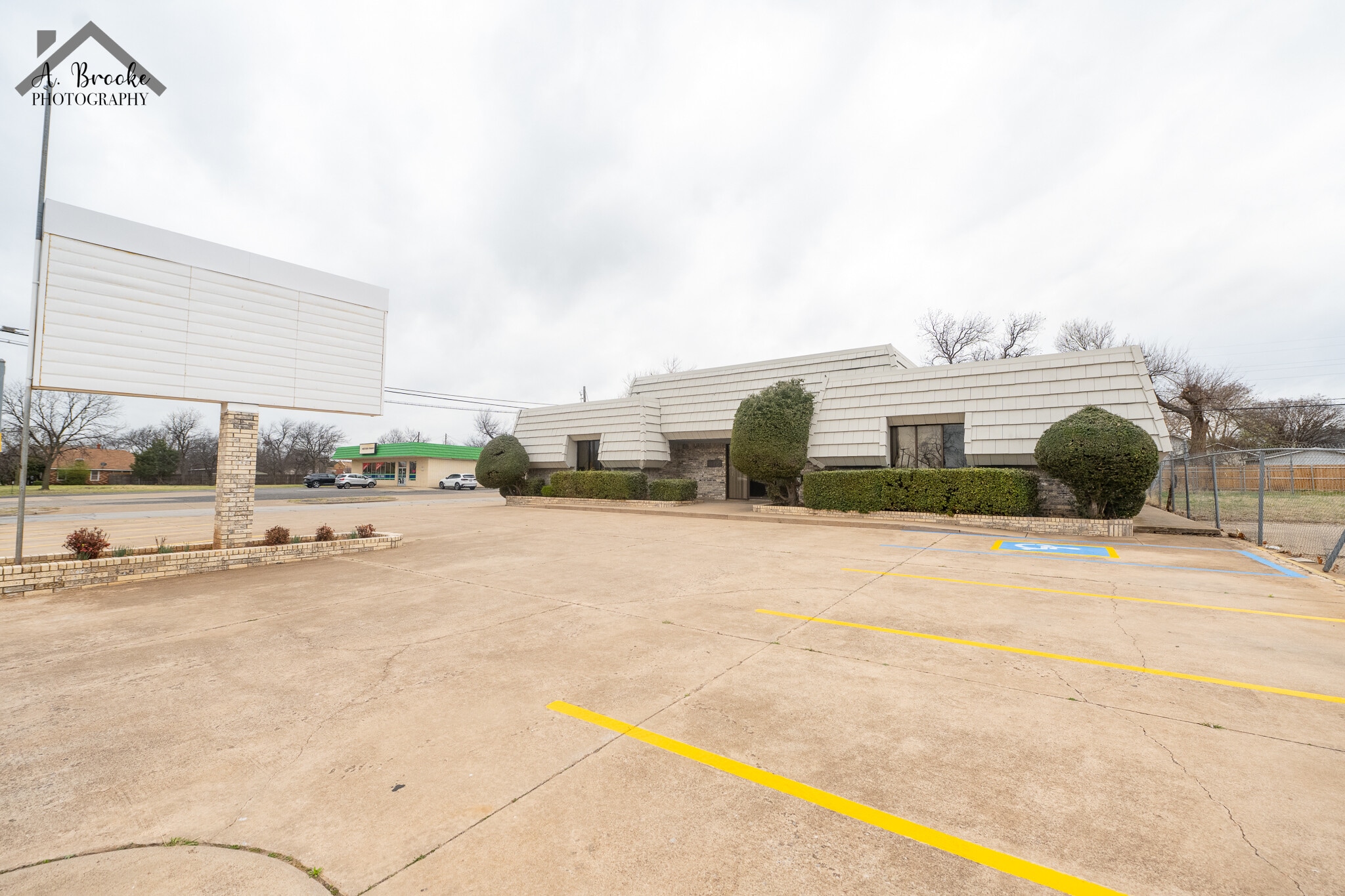 1712 Kemp Blvd, Wichita Falls, TX à louer Photo principale– Image 1 sur 5