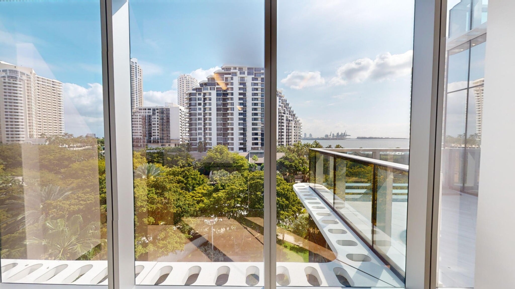501 Brickell Key Dr, Miami, FL à louer Photo de l’immeuble– Image 1 sur 14