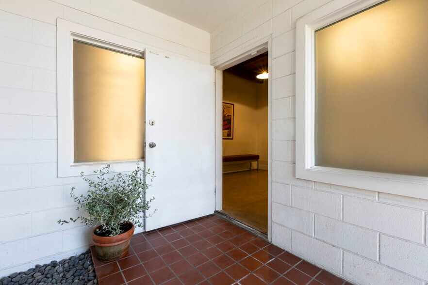 5908 Barton Ave, Los Angeles, CA à louer - Photo de l’immeuble – Image 3 sur 36