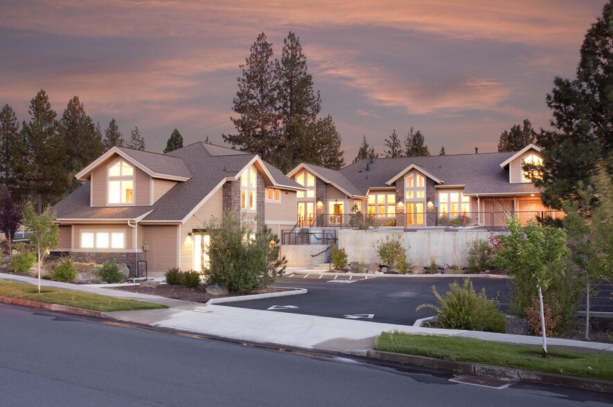 593 NW York Dr, Bend, OR à vendre - Photo de l’immeuble – Image 2 sur 8