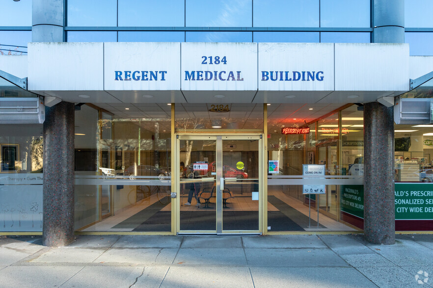 2184 W Broadway, Vancouver, BC à louer - Photo de l’immeuble – Image 3 sur 7