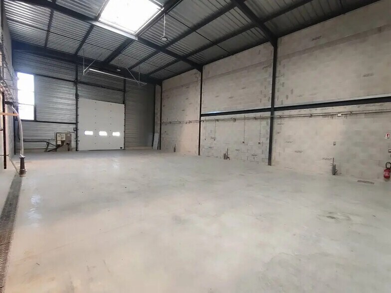 Local d'activités dans Vaulx-Milieu à vendre - Photo de l’immeuble – Image 2 sur 6