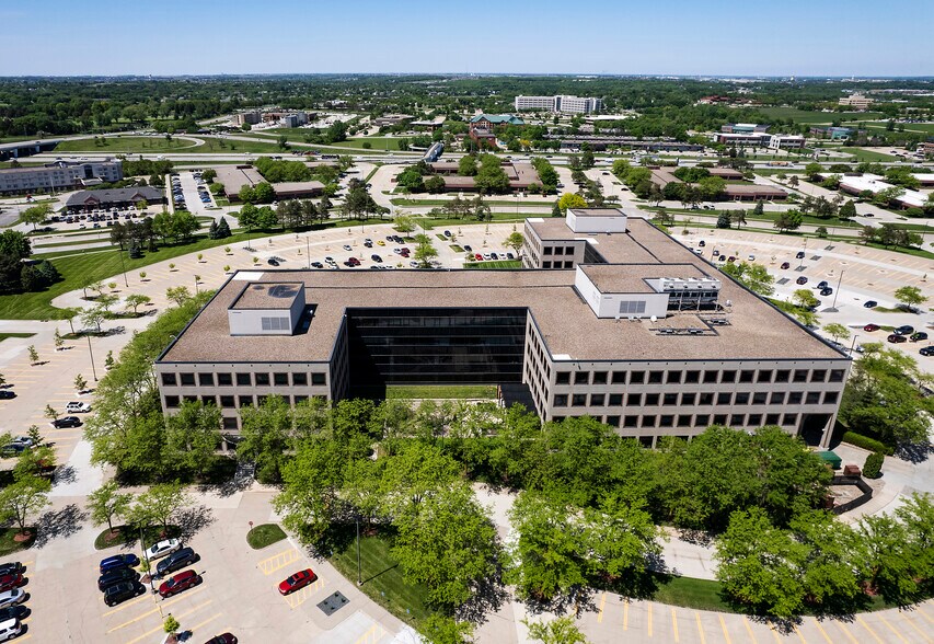 7000 Vista Dr, West Des Moines, IA à louer - Photo de l’immeuble – Image 1 sur 6