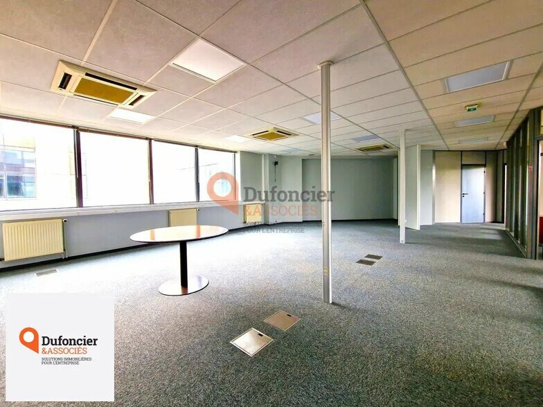 Bureau dans Chasseneuil-du-Poitou à louer - Photo de l’immeuble – Image 2 sur 6