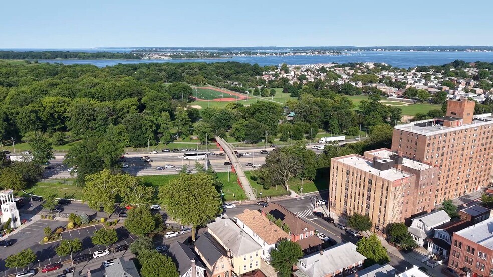 1805 Willow Ln, Bronx, NY à vendre - Vidéo sur l’annonce professionnelle – Image 2 sur 13