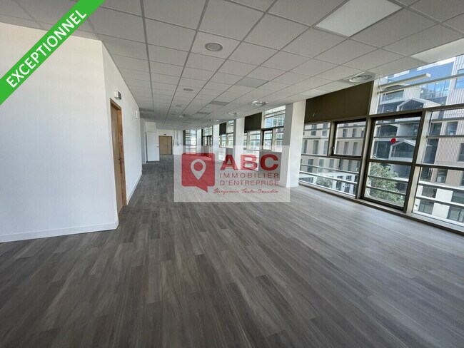 Plus de détails pour Bureau, Local commercial à louer