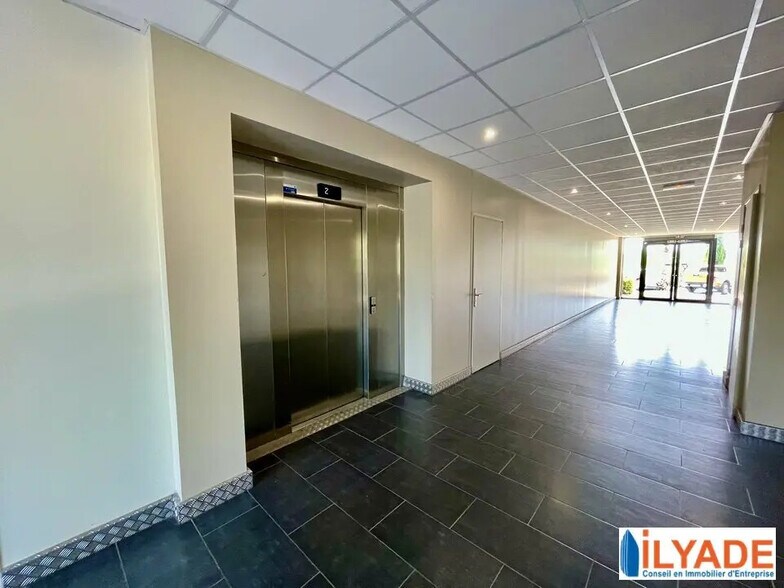 Bureau dans Éguilles à louer - Hall d’entrée – Image 2 sur 3
