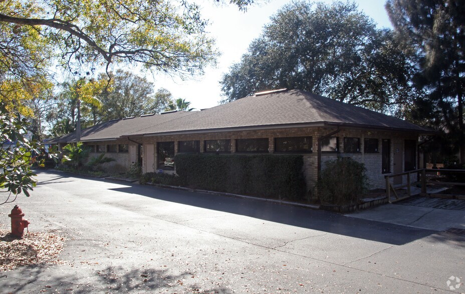 1258 W Bay Dr, Largo, FL à louer - Photo de l’immeuble – Image 2 sur 38