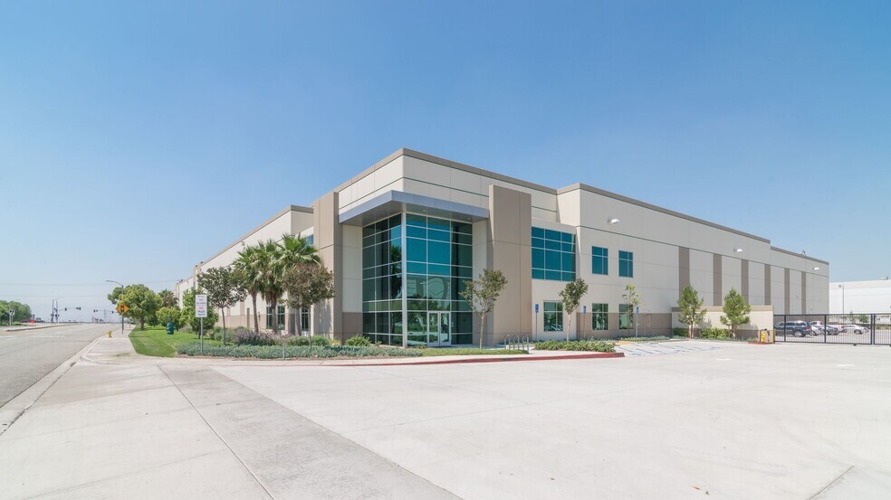 13310 Valley Blvd, Fontana, CA à louer - Photo de l’immeuble – Image 1 sur 2